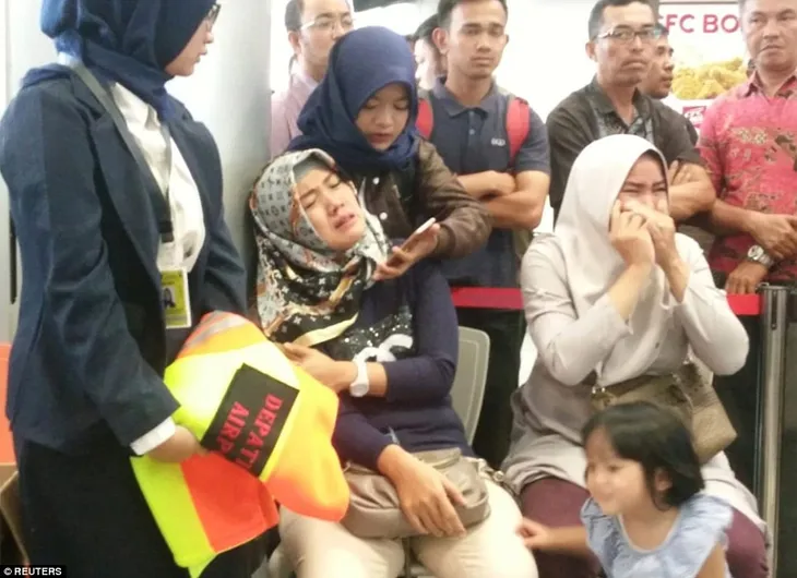 Hiện trường tai nạn máy bay thảm khốc chở 189 người của hãng hàng không Indonesia - Ảnh 17. Hiện trường tai nạn máy bay thảm khốc chở 189 người của hãng hàng không Indonesia - Ảnh 17.