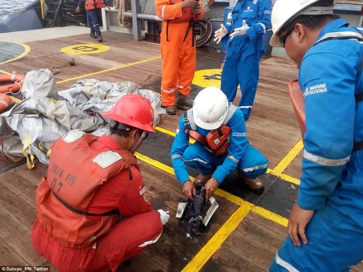 Hiện trường tai nạn máy bay thảm khốc chở 189 người của hãng hàng không Indonesia - Ảnh 11. Hiện trường tai nạn máy bay thảm khốc chở 189 người của hãng hàng không Indonesia - Ảnh 11.