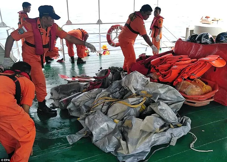 Hiện trường tai nạn máy bay thảm khốc chở 189 người của hãng hàng không Indonesia - Ảnh 5. Hiện trường tai nạn máy bay thảm khốc chở 189 người của hãng hàng không Indonesia - Ảnh 5.