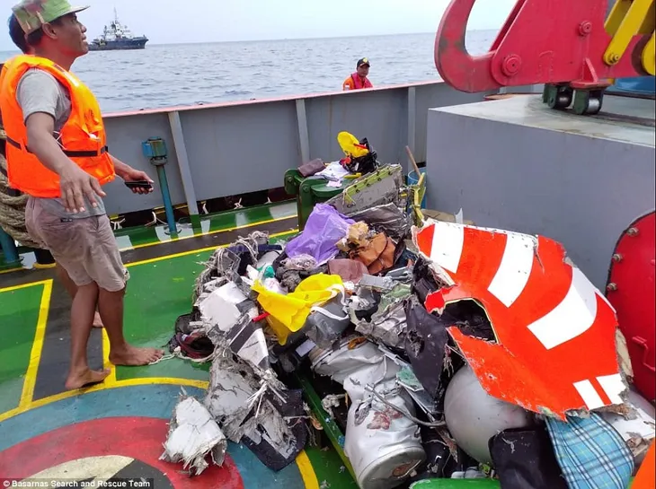 Hiện trường tai nạn máy bay thảm khốc chở 189 người của hãng hàng không Indonesia - Ảnh 7. Hiện trường tai nạn máy bay thảm khốc chở 189 người của hãng hàng không Indonesia - Ảnh 7.