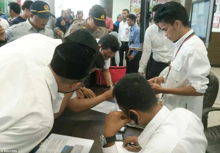 Hiện trường tai nạn máy bay thảm khốc chở 189 người của hãng hàng không Indonesia - Ảnh 14. Hiện trường tai nạn máy bay thảm khốc chở 189 người của hãng hàng không Indonesia - Ảnh 14.