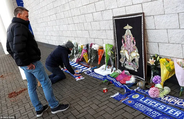 Tuyệt vọng, CĐV Leicester City mang hoa, áo đấu đặt ngoài sân King Power - Ảnh 5. Tuyệt vọng, CĐV Leicester City mang hoa, áo đấu đặt ngoài sân King Power - Ảnh 5.