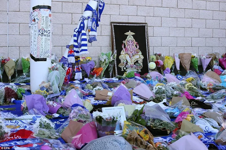 Tuyệt vọng, CĐV Leicester City mang hoa, áo đấu đặt ngoài sân King Power - Ảnh 7. Tuyệt vọng, CĐV Leicester City mang hoa, áo đấu đặt ngoài sân King Power - Ảnh 7.