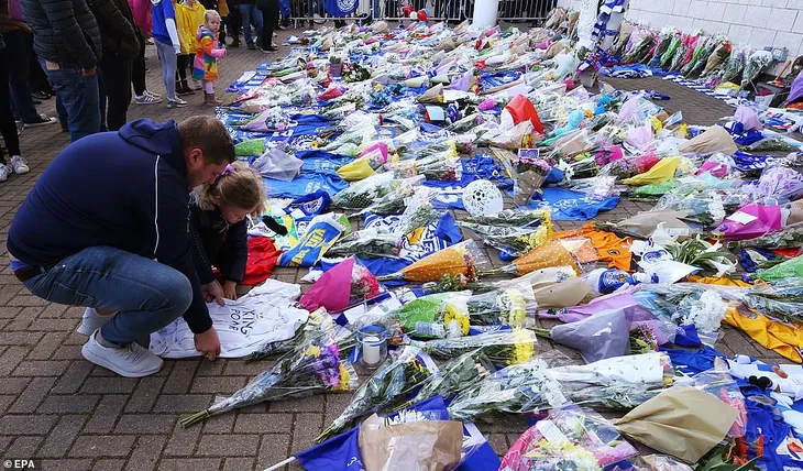 Tuyệt vọng, CĐV Leicester City mang hoa, áo đấu đặt ngoài sân King Power - Ảnh 8. Tuyệt vọng, CĐV Leicester City mang hoa, áo đấu đặt ngoài sân King Power - Ảnh 8.