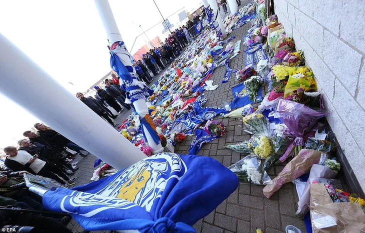 Tuyệt vọng, CĐV Leicester City mang hoa, áo đấu đặt ngoài sân King Power - Ảnh 4. Tuyệt vọng, CĐV Leicester City mang hoa, áo đấu đặt ngoài sân King Power - Ảnh 4.
