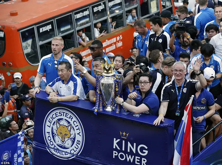 Tuyệt vọng, CĐV Leicester City mang hoa, áo đấu đặt ngoài sân King Power - Ảnh 22. Tuyệt vọng, CĐV Leicester City mang hoa, áo đấu đặt ngoài sân King Power - Ảnh 22.
