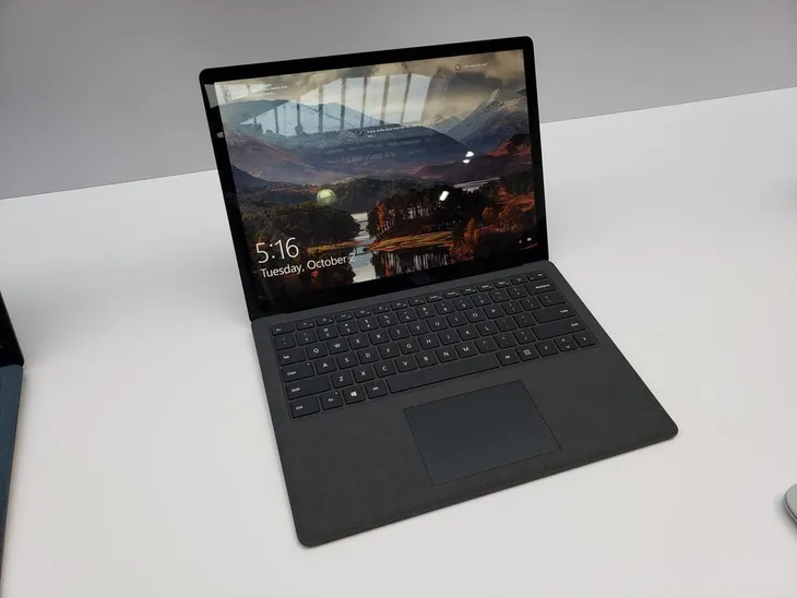 Microsoft trình làng 3 mẫu máy tính Surface, cùng tai nghe Surface Headphones - Ảnh 2. Microsoft trình làng 3 mẫu máy tính Surface, cùng tai nghe Surface Headphones - Ảnh 2.