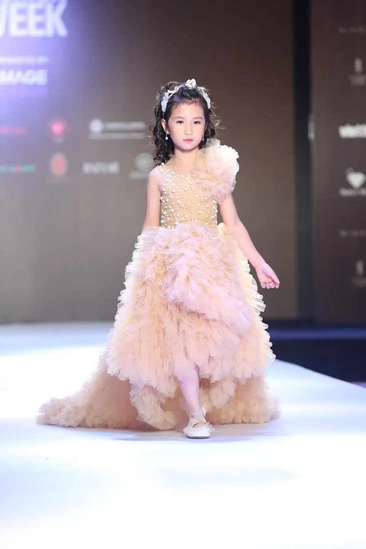 20 NTK, thương hiệu tham dự Tuần lễ thời trang quốc tế Việt Nam Thu - Đông 2018 - Ảnh 15. 20 NTK, thương hiệu tham dự Tuần lễ thời trang quốc tế Việt Nam Thu - Đông 2018 - Ảnh 15.