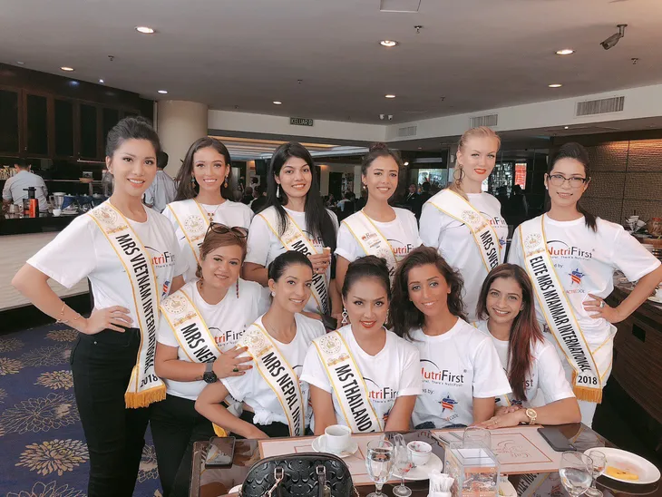 Đại diện Việt Nam rạng ngời bên dàn thí sinh Hoa hậu Quý bà 2018 - Ảnh 1. Đại diện Việt Nam rạng ngời bên dàn thí sinh Hoa hậu Quý bà 2018 - Ảnh 1.