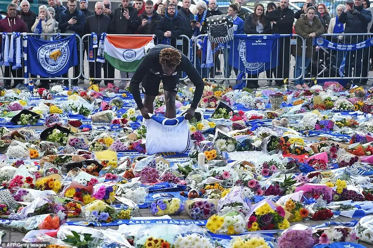 Dàn sao Leicester City bật khóc tức tưởi, tiễn đưa chủ tịch Vichai Srivaddhanaprabha - Ảnh 8. Dàn sao Leicester City bật khóc tức tưởi, tiễn đưa chủ tịch Vichai Srivaddhanaprabha - Ảnh 8.