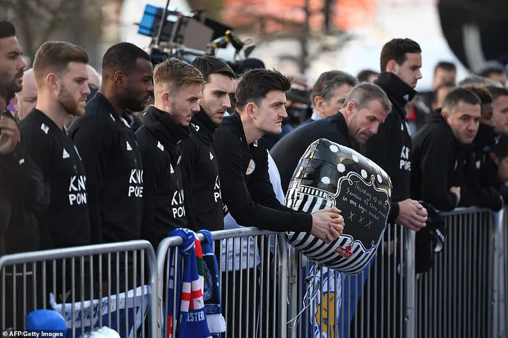 Dàn sao Leicester City bật khóc tức tưởi, tiễn đưa chủ tịch Vichai Srivaddhanaprabha - Ảnh 3. Dàn sao Leicester City bật khóc tức tưởi, tiễn đưa chủ tịch Vichai Srivaddhanaprabha - Ảnh 3.