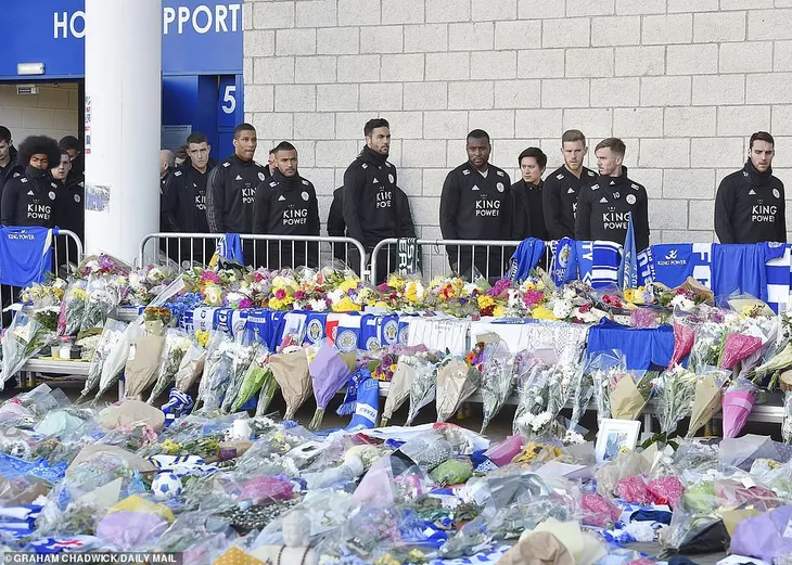 Dàn sao Leicester City bật khóc tức tưởi, tiễn đưa chủ tịch Vichai Srivaddhanaprabha - Ảnh 4. Dàn sao Leicester City bật khóc tức tưởi, tiễn đưa chủ tịch Vichai Srivaddhanaprabha - Ảnh 4.