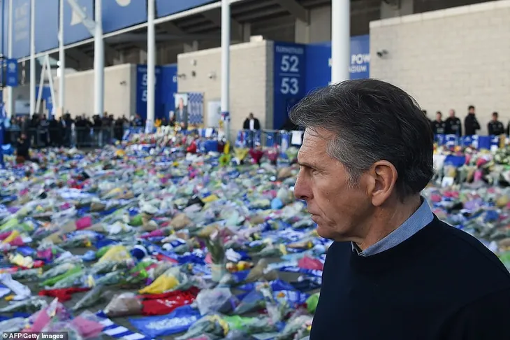 Dàn sao Leicester City bật khóc tức tưởi, tiễn đưa chủ tịch Vichai Srivaddhanaprabha - Ảnh 6. Dàn sao Leicester City bật khóc tức tưởi, tiễn đưa chủ tịch Vichai Srivaddhanaprabha - Ảnh 6.