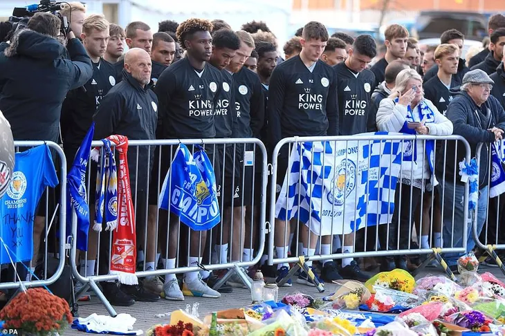 Dàn sao Leicester City bật khóc tức tưởi, tiễn đưa chủ tịch Vichai Srivaddhanaprabha - Ảnh 7. Dàn sao Leicester City bật khóc tức tưởi, tiễn đưa chủ tịch Vichai Srivaddhanaprabha - Ảnh 7.