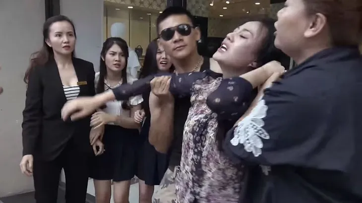 Quỳnh búp bê - Tập 22: Dính bẫy đánh ghen, Quỳnh bị đánh tả tơi rồi tung video lên mạng - Ảnh 2. Quỳnh búp bê - Tập 22: Dính bẫy đánh ghen, Quỳnh bị đánh tả tơi rồi tung video lên mạng - Ảnh 2.