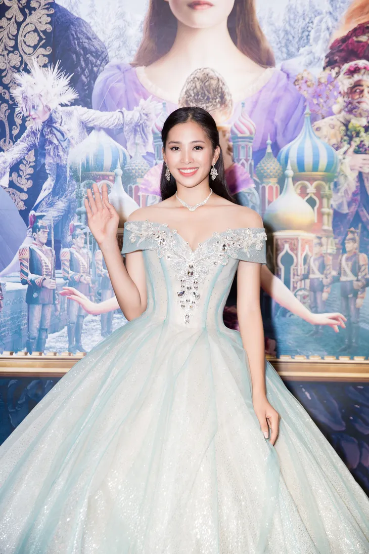 Hoa hậu Tiểu Vy hóa công chúa Disney khoe nhan sắc tuổi 18 yêu kiều - Ảnh 2. Hoa hậu Tiểu Vy hóa công chúa Disney khoe nhan sắc tuổi 18 yêu kiều - Ảnh 2.