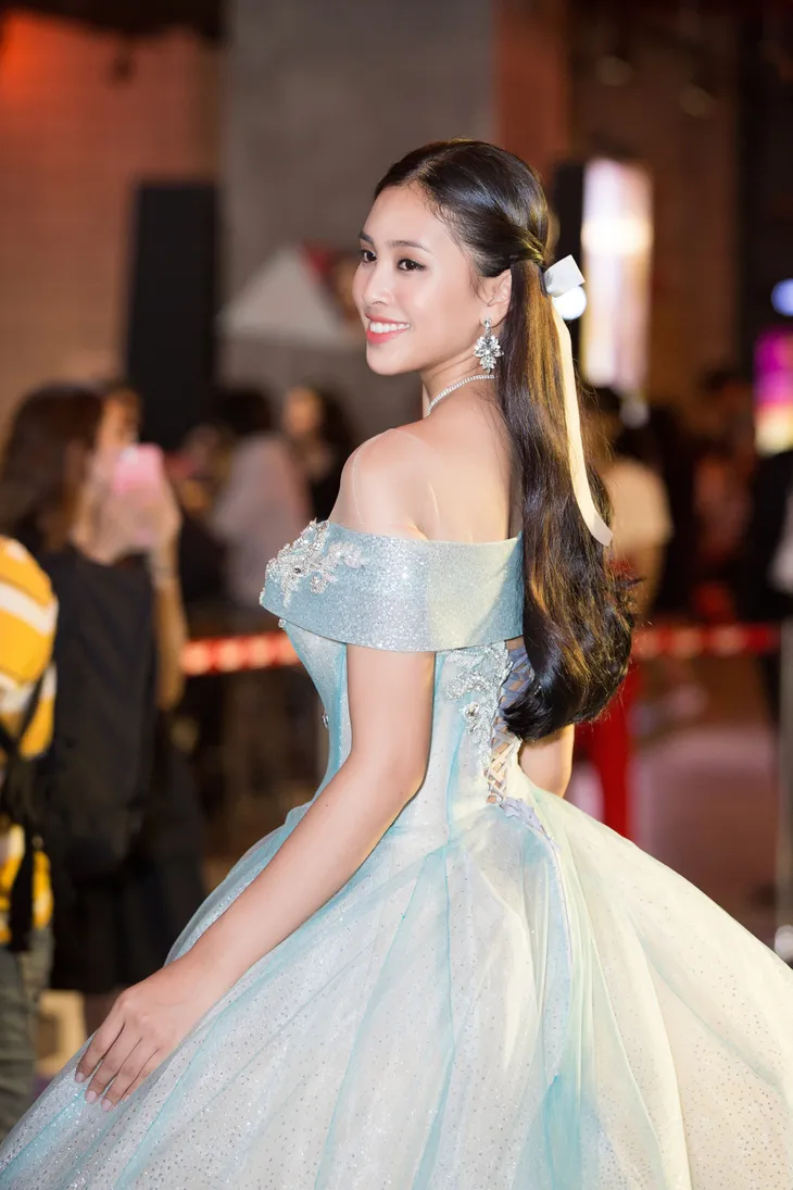 Hoa hậu Tiểu Vy hóa công chúa Disney khoe nhan sắc tuổi 18 yêu kiều - Ảnh 4. Hoa hậu Tiểu Vy hóa công chúa Disney khoe nhan sắc tuổi 18 yêu kiều - Ảnh 4.