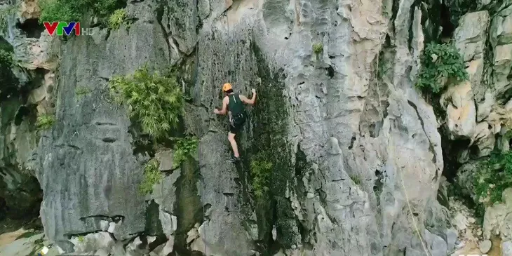 Cùng Nhan Phúc Vinh, người đẹp Ngọc Nữ khám phá vịnh Lan Hạ tuyệt đẹp - Ảnh 3. Cùng Nhan Phúc Vinh, người đẹp Ngọc Nữ khám phá vịnh Lan Hạ tuyệt đẹp - Ảnh 3.