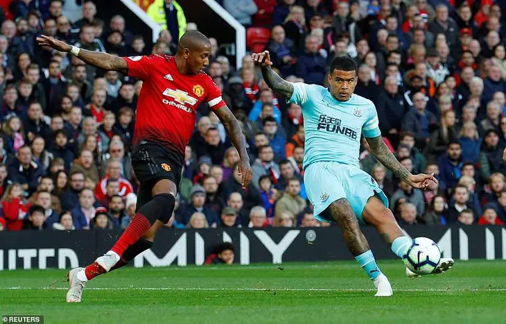 VIDEO Man Utd 3-2 Newcastle: Quỷ đỏ lột xác thần kỳ ở hiệp 2 - Ảnh 2. VIDEO Man Utd 3-2 Newcastle: Quỷ đỏ lột xác thần kỳ ở hiệp 2 - Ảnh 2.