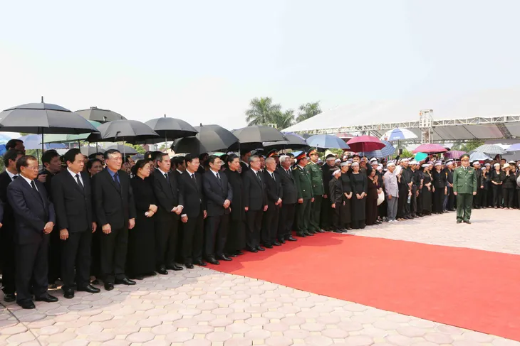 Hình ảnh Lễ an táng nguyên Tổng Bí thư Đỗ Mười tại quê nhà - Ảnh 2. Hình ảnh Lễ an táng nguyên Tổng Bí thư Đỗ Mười tại quê nhà - Ảnh 2.