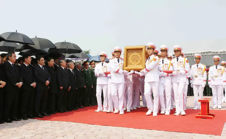 Hình ảnh Lễ an táng nguyên Tổng Bí thư Đỗ Mười tại quê nhà - Ảnh 4. Hình ảnh Lễ an táng nguyên Tổng Bí thư Đỗ Mười tại quê nhà - Ảnh 4.