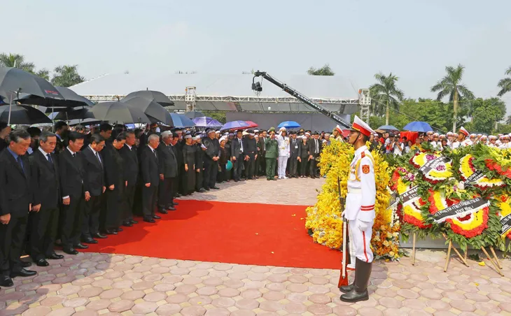 Hình ảnh Lễ an táng nguyên Tổng Bí thư Đỗ Mười tại quê nhà - Ảnh 9. Hình ảnh Lễ an táng nguyên Tổng Bí thư Đỗ Mười tại quê nhà - Ảnh 9.