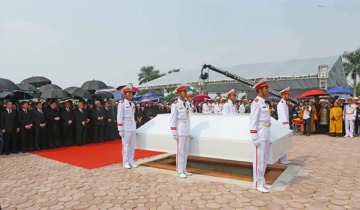 Hình ảnh Lễ an táng nguyên Tổng Bí thư Đỗ Mười tại quê nhà - Ảnh 8. Hình ảnh Lễ an táng nguyên Tổng Bí thư Đỗ Mười tại quê nhà - Ảnh 8.