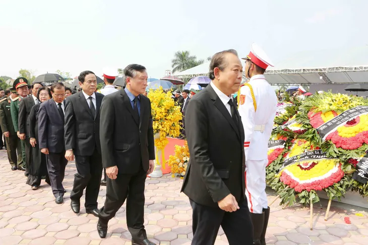 Hình ảnh Lễ an táng nguyên Tổng Bí thư Đỗ Mười tại quê nhà - Ảnh 11. Hình ảnh Lễ an táng nguyên Tổng Bí thư Đỗ Mười tại quê nhà - Ảnh 11.