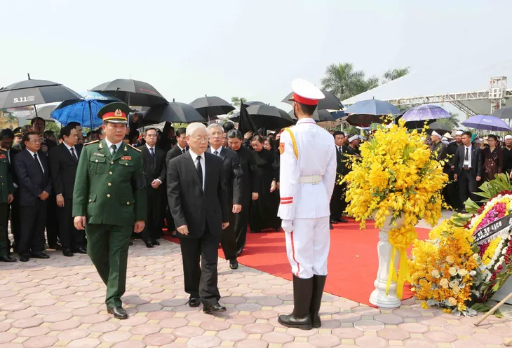Hình ảnh Lễ an táng nguyên Tổng Bí thư Đỗ Mười tại quê nhà - Ảnh 10. Hình ảnh Lễ an táng nguyên Tổng Bí thư Đỗ Mười tại quê nhà - Ảnh 10.