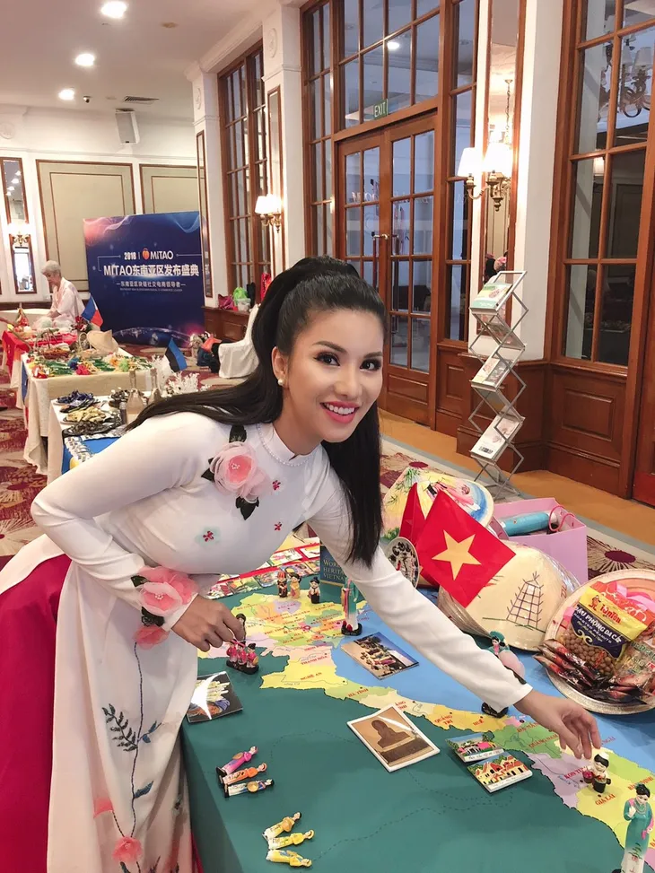 Loan Vương diện áo dài, nón lá thi thuyết trình tại Hoa hậu Quý bà 2018 - Ảnh 2. Loan Vương diện áo dài, nón lá thi thuyết trình tại Hoa hậu Quý bà 2018 - Ảnh 2.