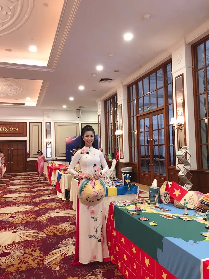 Loan Vương diện áo dài, nón lá thi thuyết trình tại Hoa hậu Quý bà 2018 - Ảnh 1. Loan Vương diện áo dài, nón lá thi thuyết trình tại Hoa hậu Quý bà 2018 - Ảnh 1.
