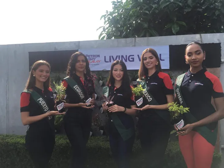 Nguyễn Phương Khánh rạng ngời trong hoạt động bên lề của Miss Earth 2018 - Ảnh 1. Nguyễn Phương Khánh rạng ngời trong hoạt động bên lề của Miss Earth 2018 - Ảnh 1.