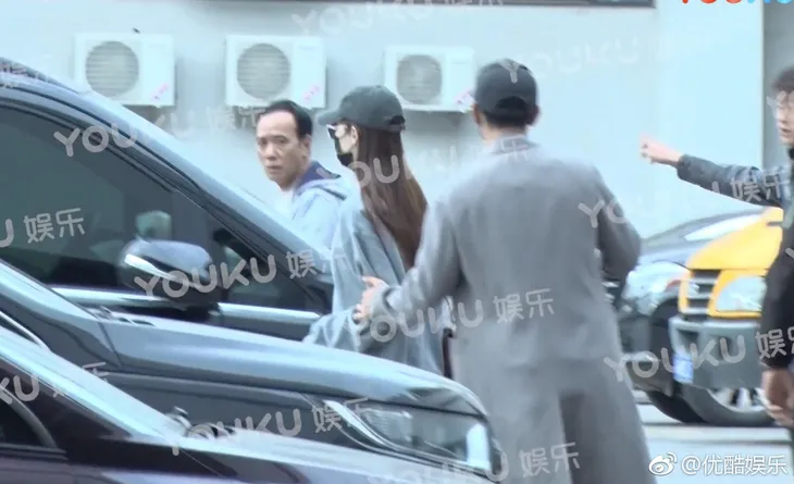 Đường Yên - La Tấn tay trong tay về nước sau hôn lễ cổ tích tại Áo - Ảnh 1. Đường Yên - La Tấn tay trong tay về nước sau hôn lễ cổ tích tại Áo - Ảnh 1.