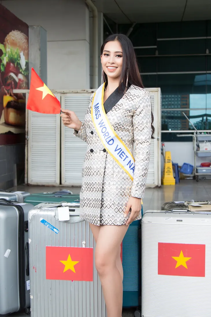 Hoa hậu Tiểu Vy chính thức lên đường dự thi Miss World 2018 - Ảnh 6. Hoa hậu Tiểu Vy chính thức lên đường dự thi Miss World 2018 - Ảnh 6.