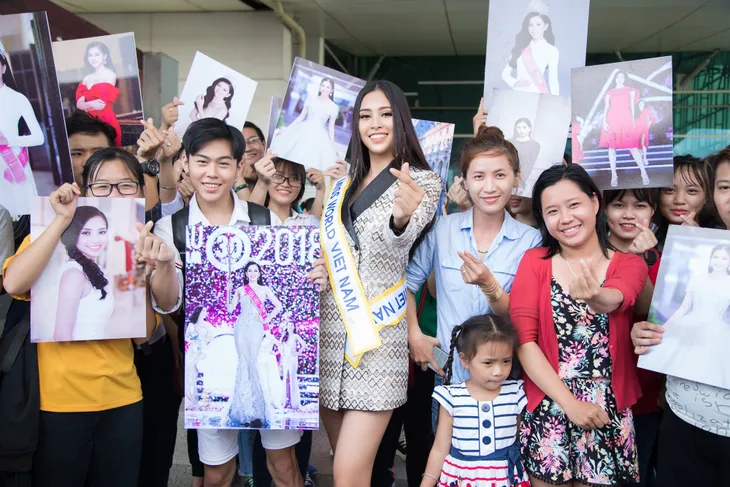 Hoa hậu Tiểu Vy chính thức lên đường dự thi Miss World 2018 - Ảnh 4. Hoa hậu Tiểu Vy chính thức lên đường dự thi Miss World 2018 - Ảnh 4.