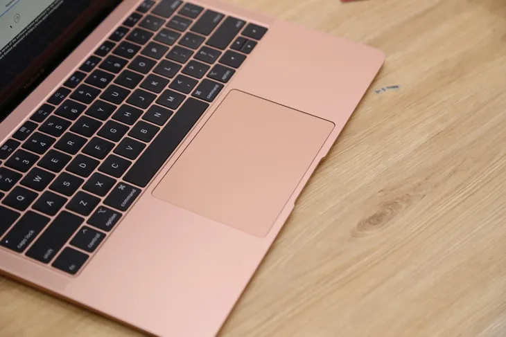MacBook Air 2018 mới nhìn đã… muốn mua của Apple - Ảnh 4. MacBook Air 2018 mới nhìn đã… muốn mua của Apple - Ảnh 4.