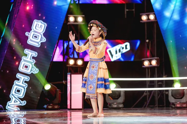 Giọng hát Việt nhí: Xuất hiện tiết mục ẵm trọn điểm mười của dàn HLV - Ảnh 2. Giọng hát Việt nhí: Xuất hiện tiết mục ẵm trọn điểm mười của dàn HLV - Ảnh 2.