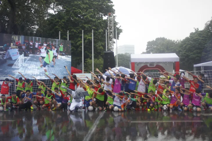 Sôi động ngày hội bóng đá đường phố SCG Street Football 2018 giữa phố đi bộ Hồ Hoàn Kiếm - Ảnh 1. Sôi động ngày hội bóng đá đường phố SCG Street Football 2018 giữa phố đi bộ Hồ Hoàn Kiếm - Ảnh 1.