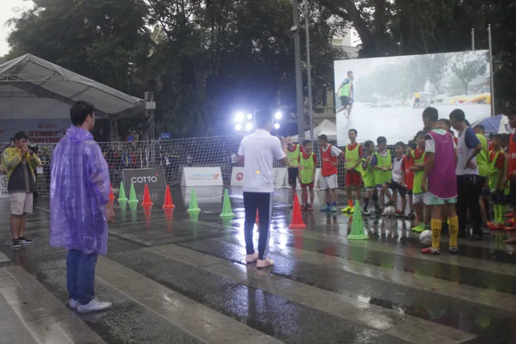 Sôi động ngày hội bóng đá đường phố SCG Street Football 2018 giữa phố đi bộ Hồ Hoàn Kiếm - Ảnh 5. Sôi động ngày hội bóng đá đường phố SCG Street Football 2018 giữa phố đi bộ Hồ Hoàn Kiếm - Ảnh 5.