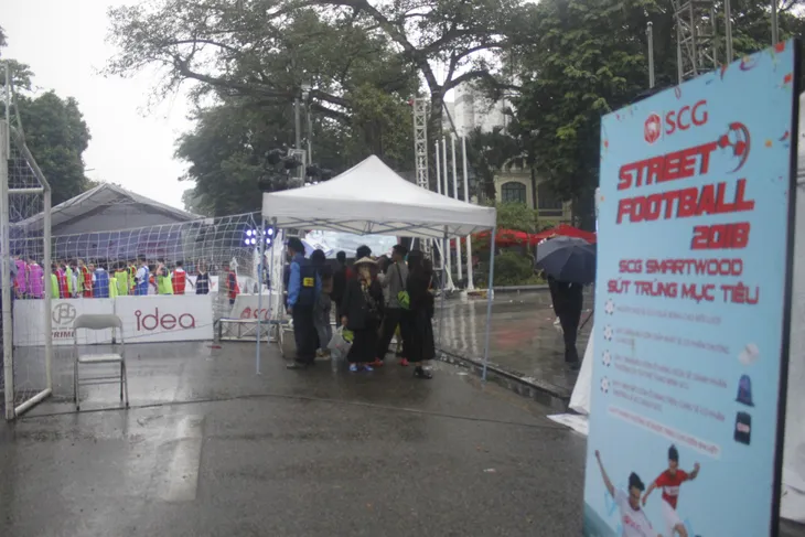 Sôi động ngày hội bóng đá đường phố SCG Street Football 2018 giữa phố đi bộ Hồ Hoàn Kiếm - Ảnh 6. Sôi động ngày hội bóng đá đường phố SCG Street Football 2018 giữa phố đi bộ Hồ Hoàn Kiếm - Ảnh 6.