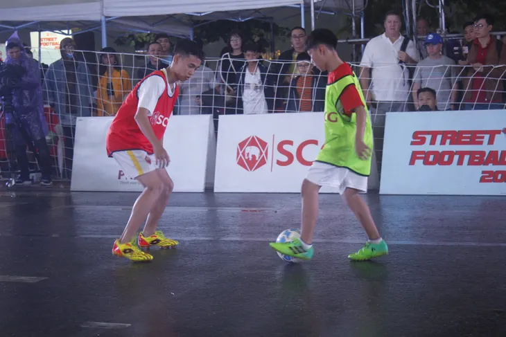 Sôi động ngày hội bóng đá đường phố SCG Street Football 2018 giữa phố đi bộ Hồ Hoàn Kiếm - Ảnh 12. Sôi động ngày hội bóng đá đường phố SCG Street Football 2018 giữa phố đi bộ Hồ Hoàn Kiếm - Ảnh 12.