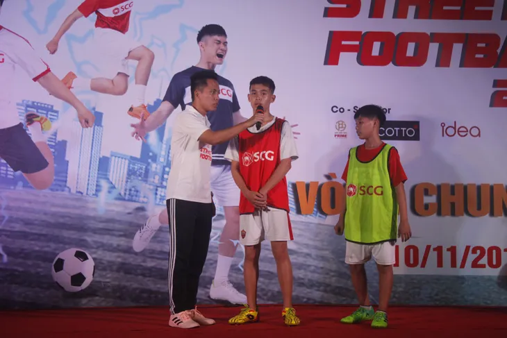 Sôi động ngày hội bóng đá đường phố SCG Street Football 2018 giữa phố đi bộ Hồ Hoàn Kiếm - Ảnh 13. Sôi động ngày hội bóng đá đường phố SCG Street Football 2018 giữa phố đi bộ Hồ Hoàn Kiếm - Ảnh 13.