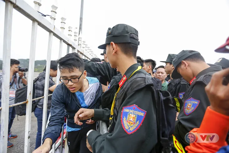 Hàng nghìn người chen nhau mua vé xem trận ĐT Việt Nam - ĐT Malaysia - Ảnh 8.