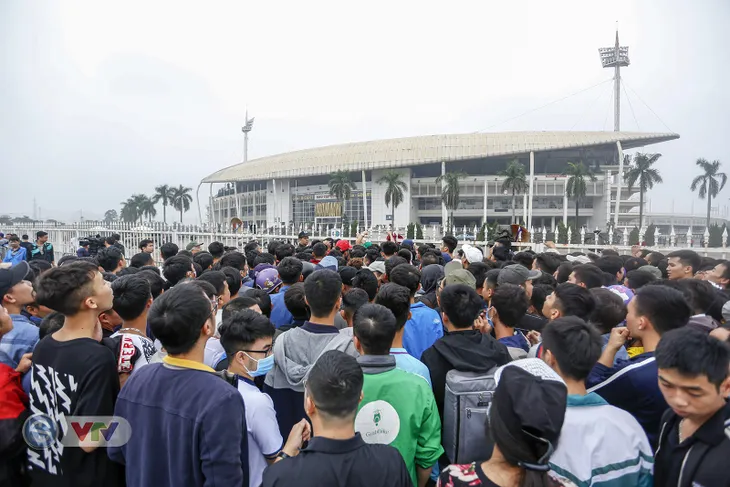 Hàng nghìn người chen nhau mua vé xem trận ĐT Việt Nam - ĐT Malaysia - Ảnh 2.