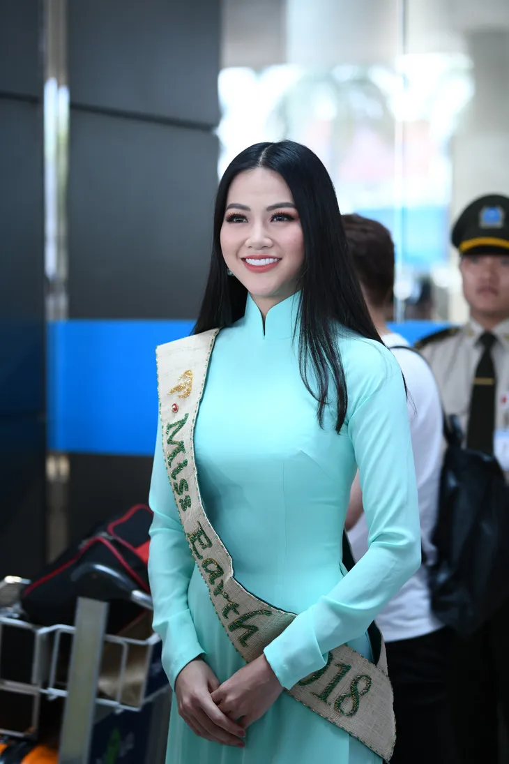 Nguyễn Phương Khánh giản dị trở về nước sau khi đăng quang Hoa hậu Trái đất - Miss Earth 2018 - Ảnh 2. Nguyễn Phương Khánh giản dị trở về nước sau khi đăng quang Hoa hậu Trái đất - Miss Earth 2018 - Ảnh 2.