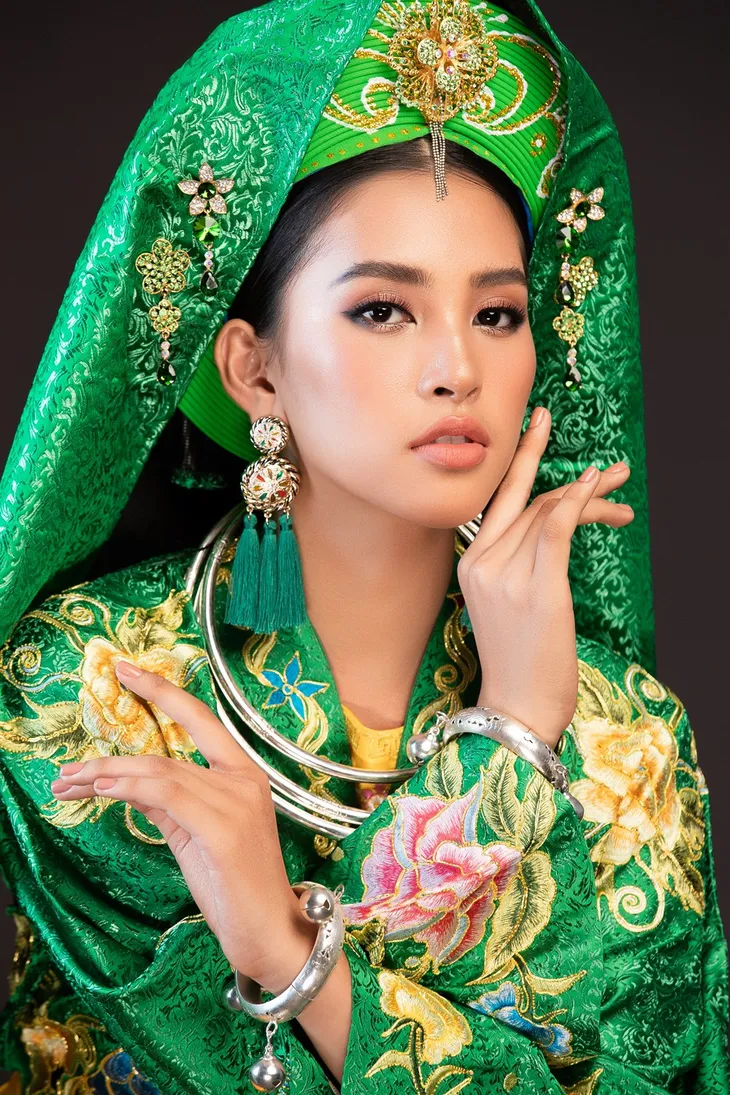 Hoa hậu Tiểu Vy mang điệu múa chầu văn đến Miss World 2018 - Ảnh 4. Hoa hậu Tiểu Vy mang điệu múa chầu văn đến Miss World 2018 - Ảnh 4.