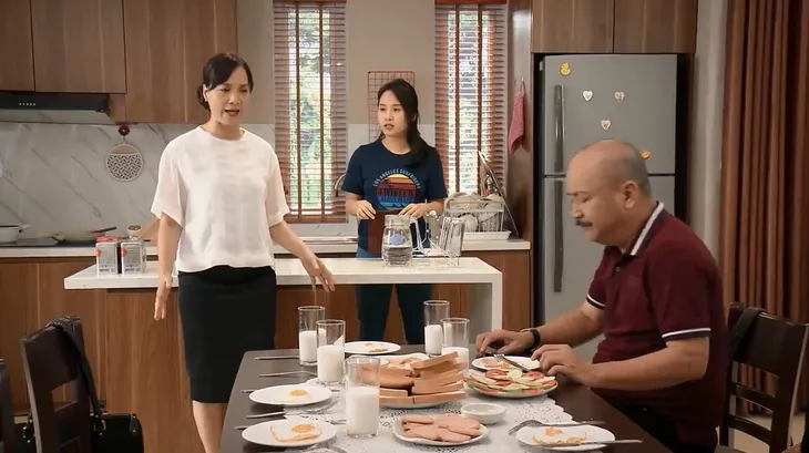 Mẹ ơi, bố đâu rồi? - Tập 7: Hàng xóm tá hỏa khi ông Mạnh đòi buôn chuyện về phụ nữ - Ảnh 1. Mẹ ơi, bố đâu rồi? - Tập 7: Hàng xóm tá hỏa khi ông Mạnh đòi buôn chuyện về phụ nữ - Ảnh 1.