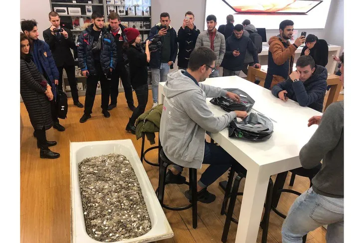 Mang cả… bồn tắm tiền xu đi mua iPhone XS - Ảnh 1. Mang cả… bồn tắm tiền xu đi mua iPhone XS - Ảnh 1.