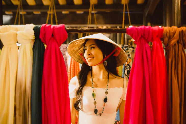 Hoa hậu Tiểu Vy mang món quà Hội An đến Miss World 2018 - Ảnh 1. Hoa hậu Tiểu Vy mang món quà Hội An đến Miss World 2018 - Ảnh 1.