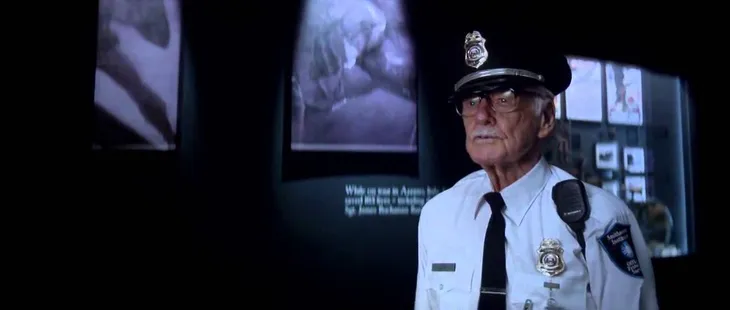 Nhìn lại những vai diễn “cameo” ấn tượng của “cha đẻ” Marvel Stan Lee - Ảnh 7. Nhìn lại những vai diễn “cameo” ấn tượng của “cha đẻ” Marvel Stan Lee - Ảnh 7.